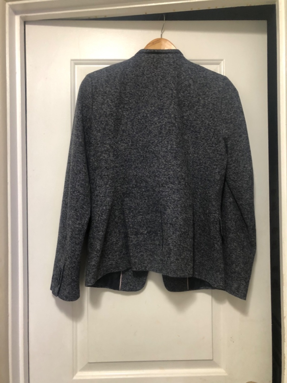 Size 6textured navy Banana Republic blazer - Picture 2 of 3